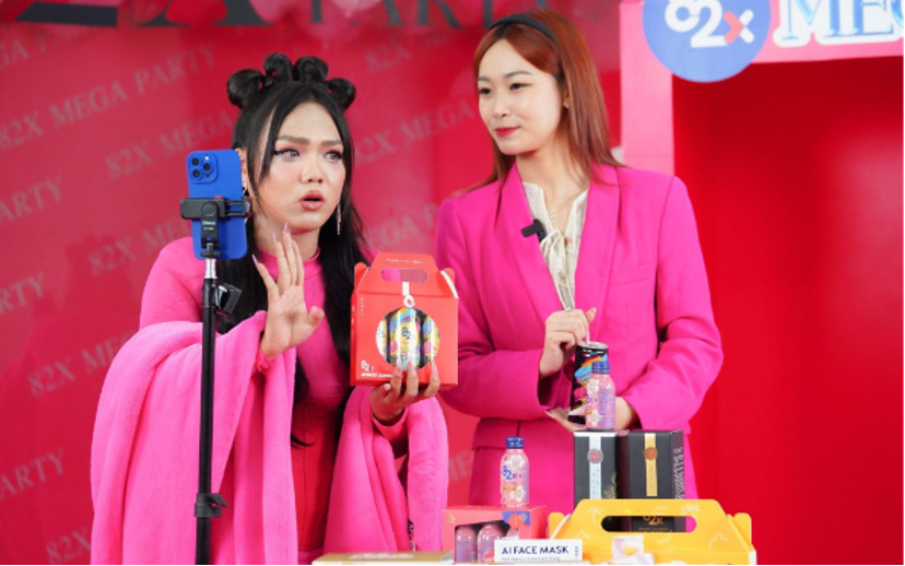 Một phi&ecirc;n livestream của Phạm Thoại.