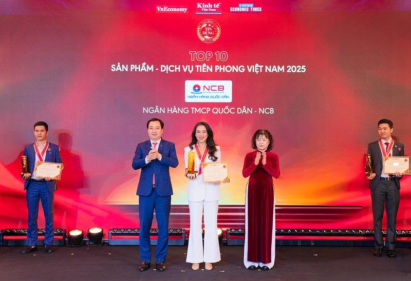 NCB nhận giải thưởng &ldquo;Top 10 Sản phẩm - Dịch vụ Ti&ecirc;n phong&rdquo; d&agrave;nh cho sản phẩm thẻ visa Tự H&agrave;o