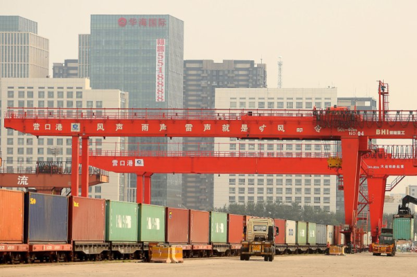 C&aacute;c container được chất l&ecirc;n t&agrave;u hỏa tại Cảng container Yingkou ở tỉnh Li&ecirc;u Ninh, Trung Quốc. Ảnh: Shaver