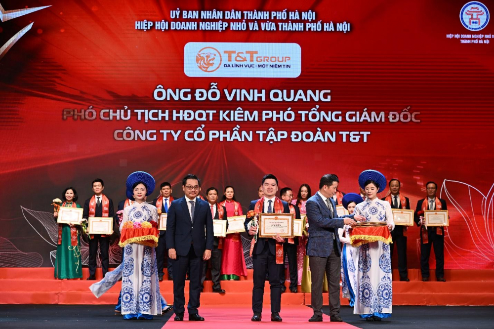 &nbsp;Ph&oacute; Chủ tịch HĐQT T&amp;T Group Đỗ Vinh Quang nhận Bằng khen của Chủ tịch UBND TP H&agrave; Nội