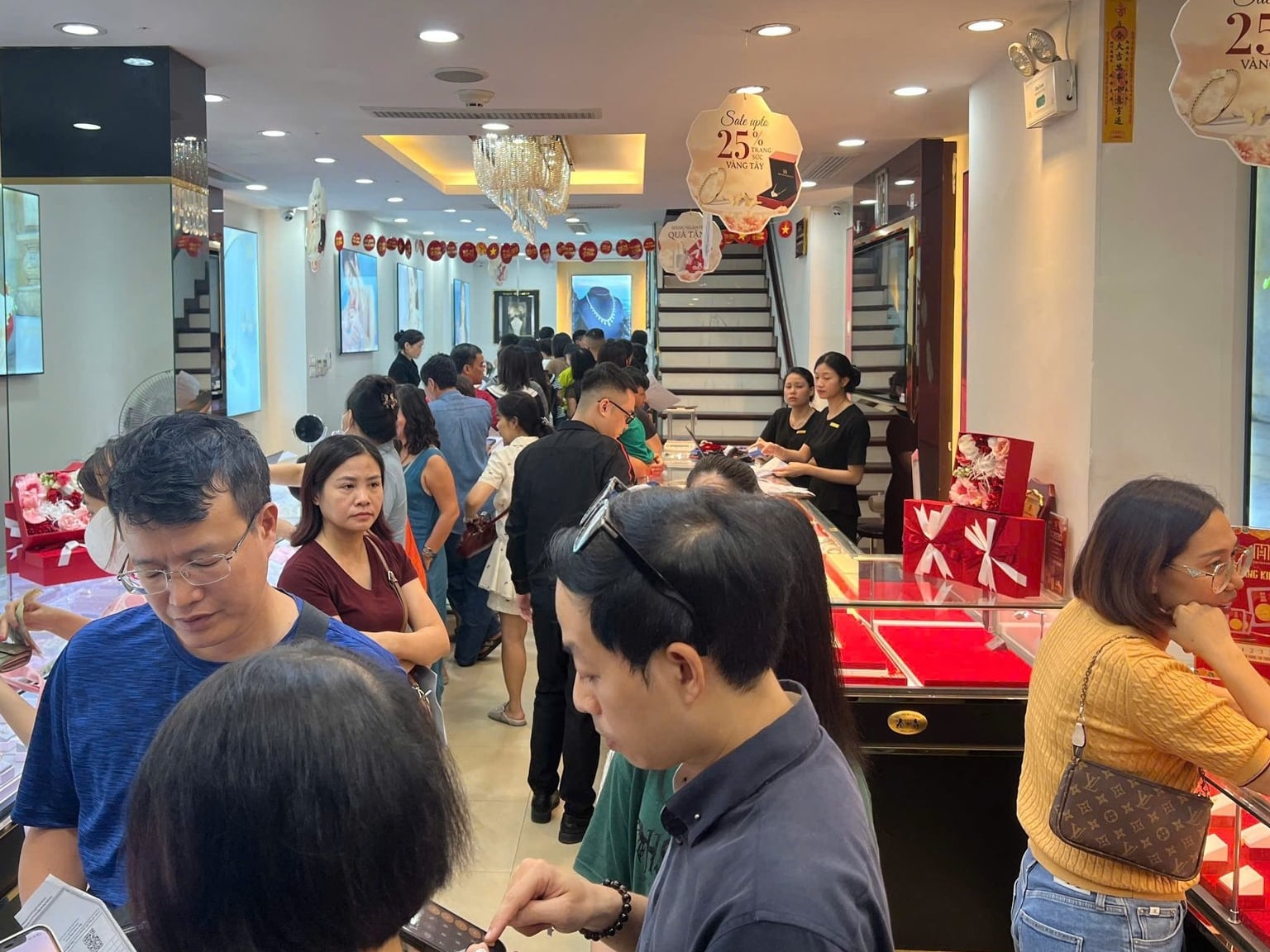 Giá vàng hôm nay 24/12: Xô đổ loạt kỷ lục, lên đỉnh cao nhất mọi thời đại - Ảnh 2