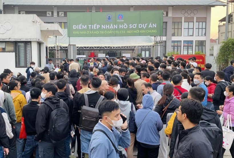 Người d&acirc;n xếp h&agrave;ng để chờ lấy số nộp hồ sơ mua, thu&ecirc; mua nh&agrave; ở x&atilde; hội (NOXH) CT3 Kim Chung (x&atilde; Thi&ecirc;n Lộc, H&agrave; Nội)