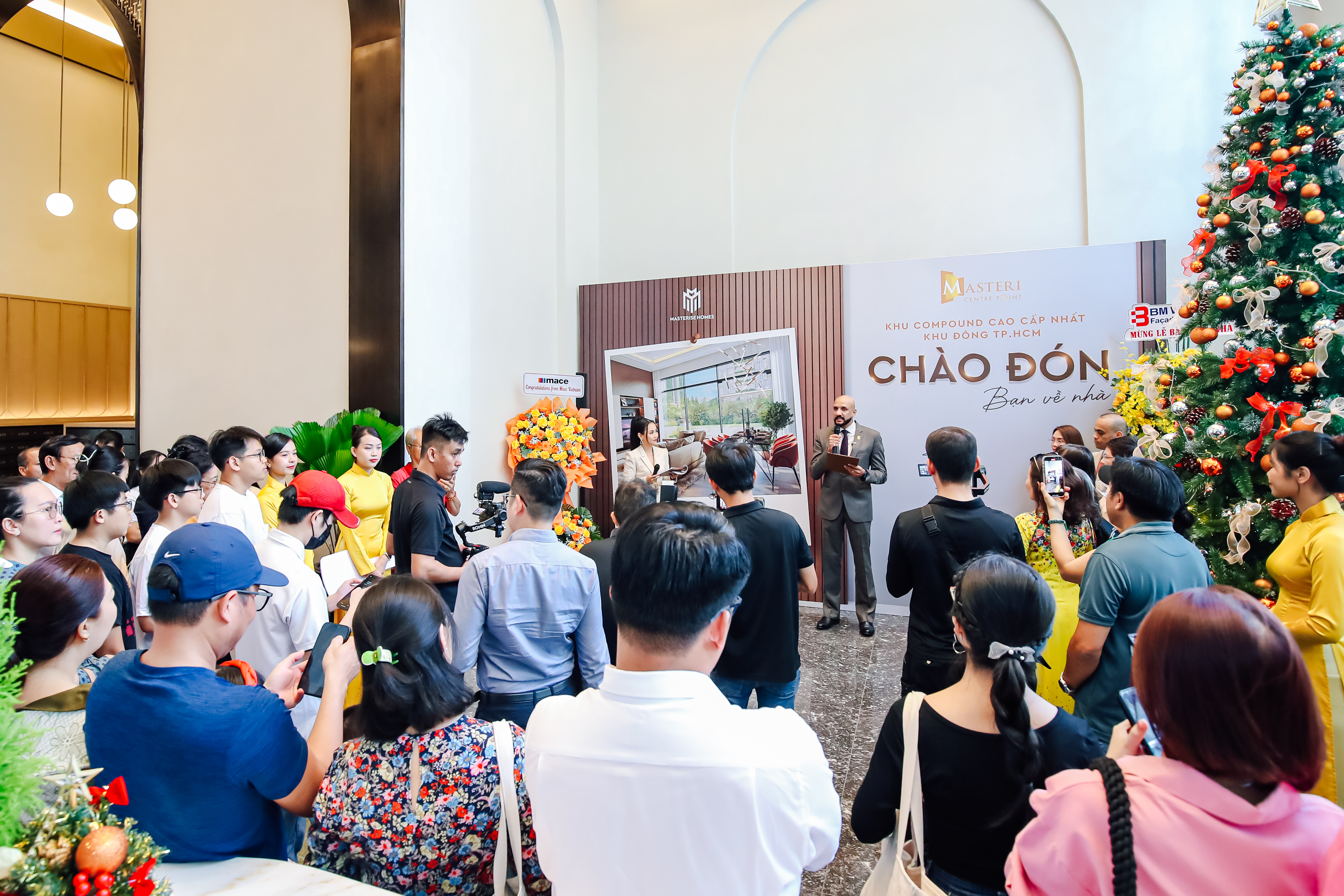 Lễ b&agrave;n giao ch&iacute;nh thức diễn ra v&agrave;o s&aacute;ng 23/12 với sự tham gia của h&agrave;ng trăm cư d&acirc;n đ&atilde; v&agrave; sẽ nhận nh&agrave; &nbsp;