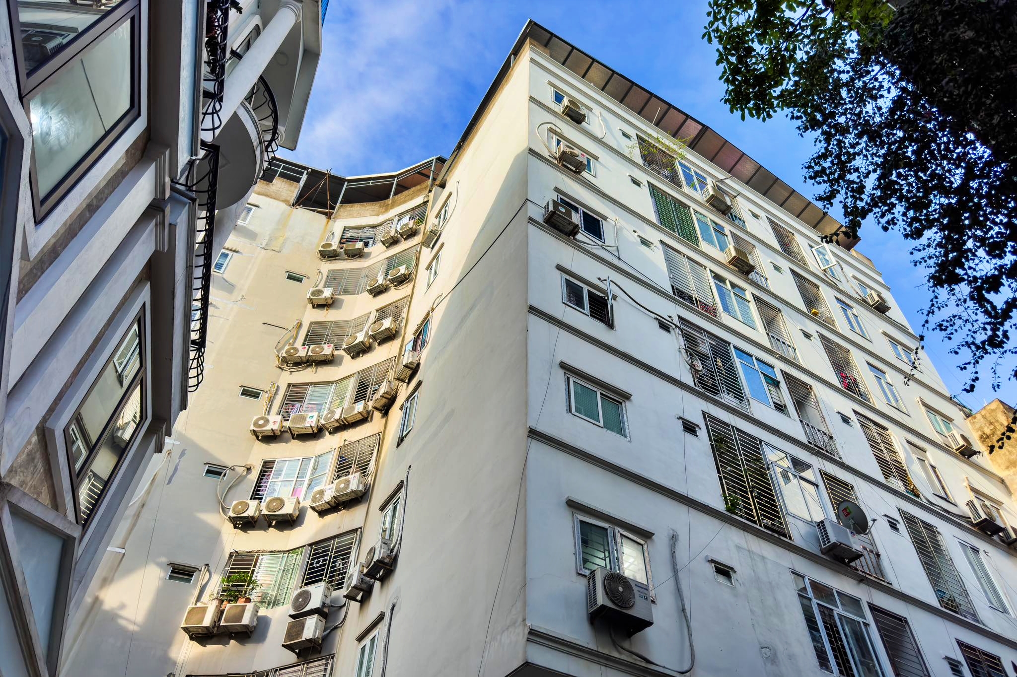 Luật Nh&agrave; ở (sửa đổi) đ&atilde; bổ sung quy định về ph&aacute;t triển nh&agrave; ở nhiều tầng, nhiều căn hộ của c&aacute; nh&acirc;n để b&aacute;n, cho thu&ecirc; mua, cho thu&ecirc; hướng chặt chẽ hơn.