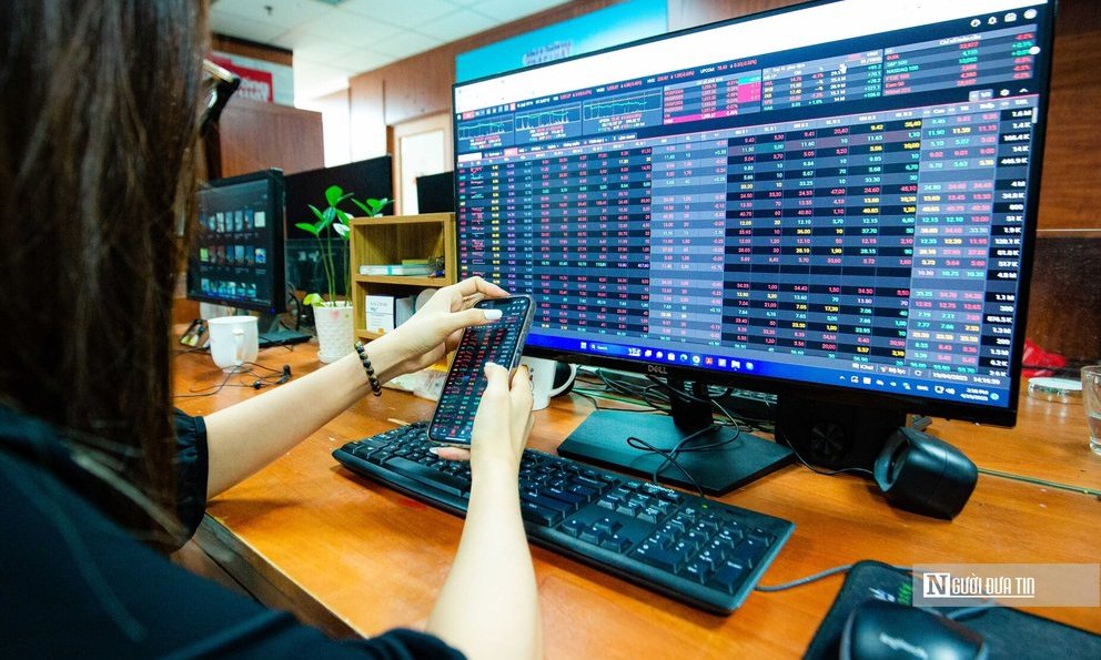 Lăng k&#237;nh chứng kho&#225;n 25/12: Hạn chế sử dụng đ&#242;n bẩy - Ảnh 1