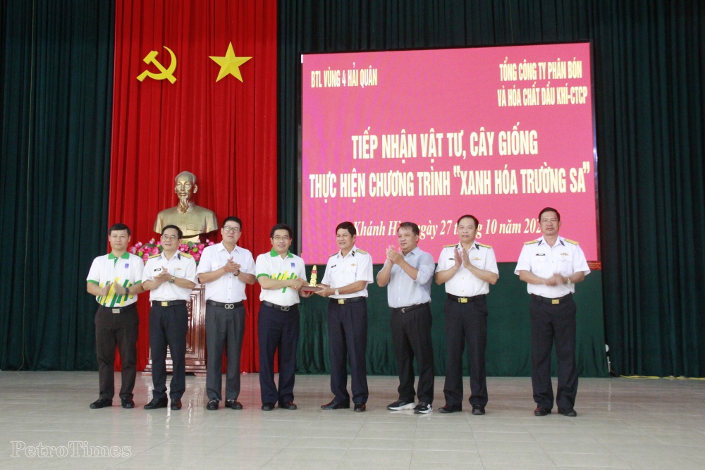 PVFCCo b&#224;n giao vật tư v&#224; 100.000 c&#226;y xanh g&#243;p phần xanh ho&#225; Trường Sa  - Ảnh 5