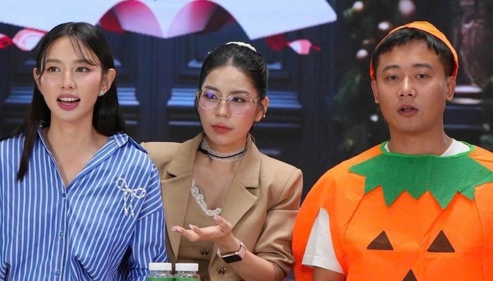 &nbsp;Hoa hậu Th&ugrave;y Ti&ecirc;n, Hằng Du Mục, Quang Linh Vlogs (từ tr&aacute;i qua) trong một lần livestream b&aacute;n kẹo Kera