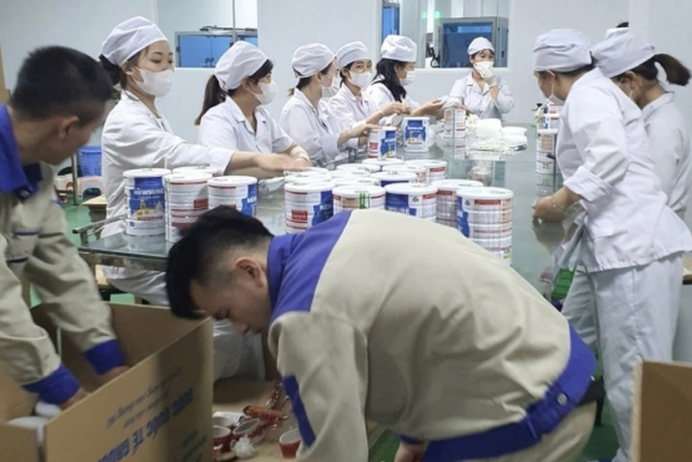 L&ocirc; sữa giả bị ph&aacute;t hiện đang được đ&oacute;ng g&oacute;i