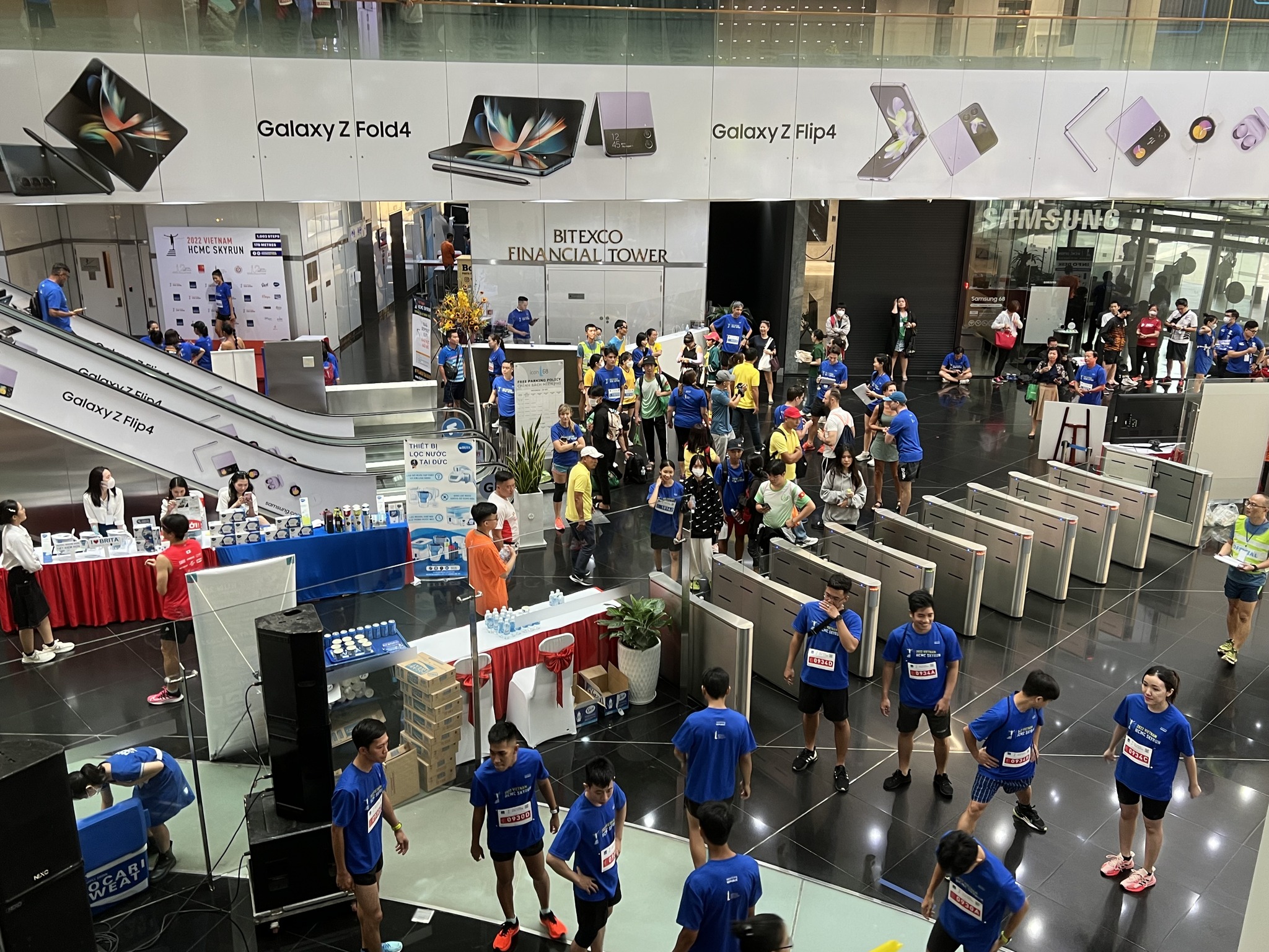 Skyrun thu h&uacute;t sự tham gia của đ&ocirc;ng đảo vận động vi&ecirc;n trong nước v&agrave; quốc tế