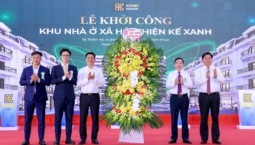 &Ocirc;ng Nguyễn Văn Kết (thứ 3 từ tr&aacute;i sang) tại&nbsp;lễ khởi c&ocirc;ng dự &aacute;n khu nh&agrave; ở x&atilde; hội Thiện Kế Xanh của Kehin Group.