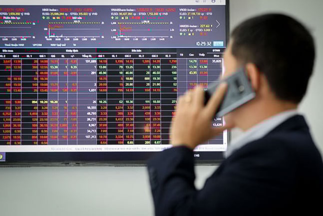 &Aacute;p lực b&aacute;n gia tăng, VN-Index giảm 13 điểm. (Ảnh minh họa)