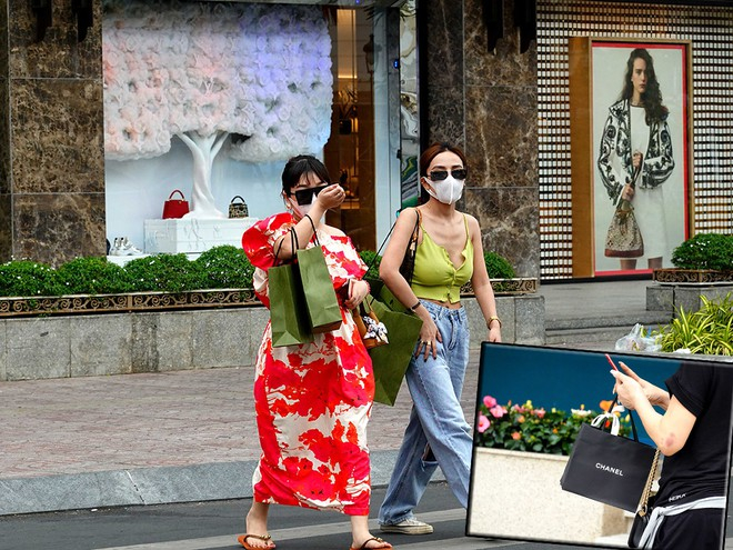 Chuỗi cửa h&agrave;ng miễn thuế được mở rộng r&atilde;i sẽ gi&uacute;p giảm nạn "chảy m&aacute;u" ngoại tệ ra nước ngo&agrave;i. Ảnh: Thanhnien