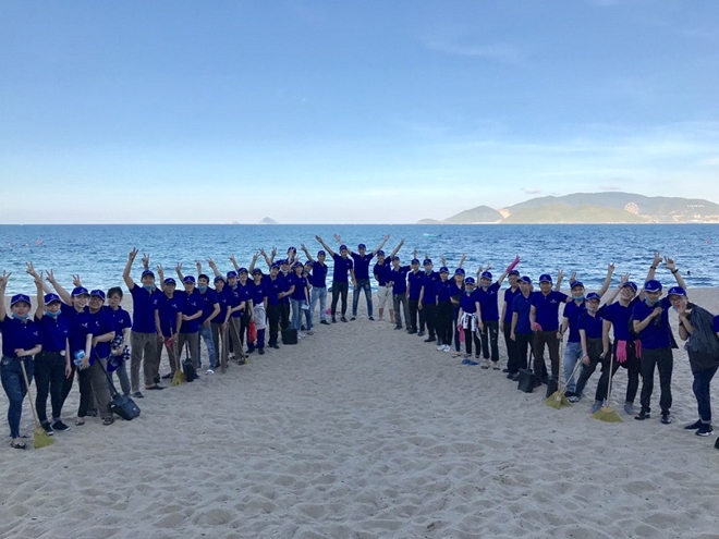 Nh&acirc;n sự Vinpearl ra qu&acirc;n l&agrave;m sạch bờ biển tại quần thể nghỉ dưỡng. &nbsp;