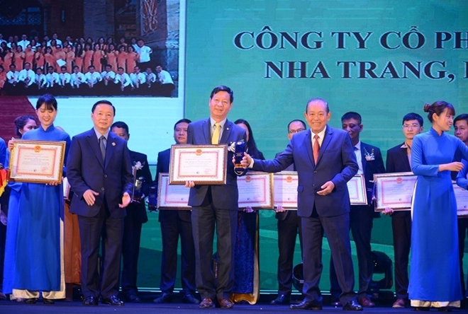 &Ocirc;ng L&ecirc; Khắc Hiệp, Ph&oacute; Chủ tịch Tập đo&agrave;n Vingroup, nhận giải thưởng M&ocirc;i trường Việt Nam 2019 d&agrave;nh cho thương hiệu Vinpearl. &nbsp;