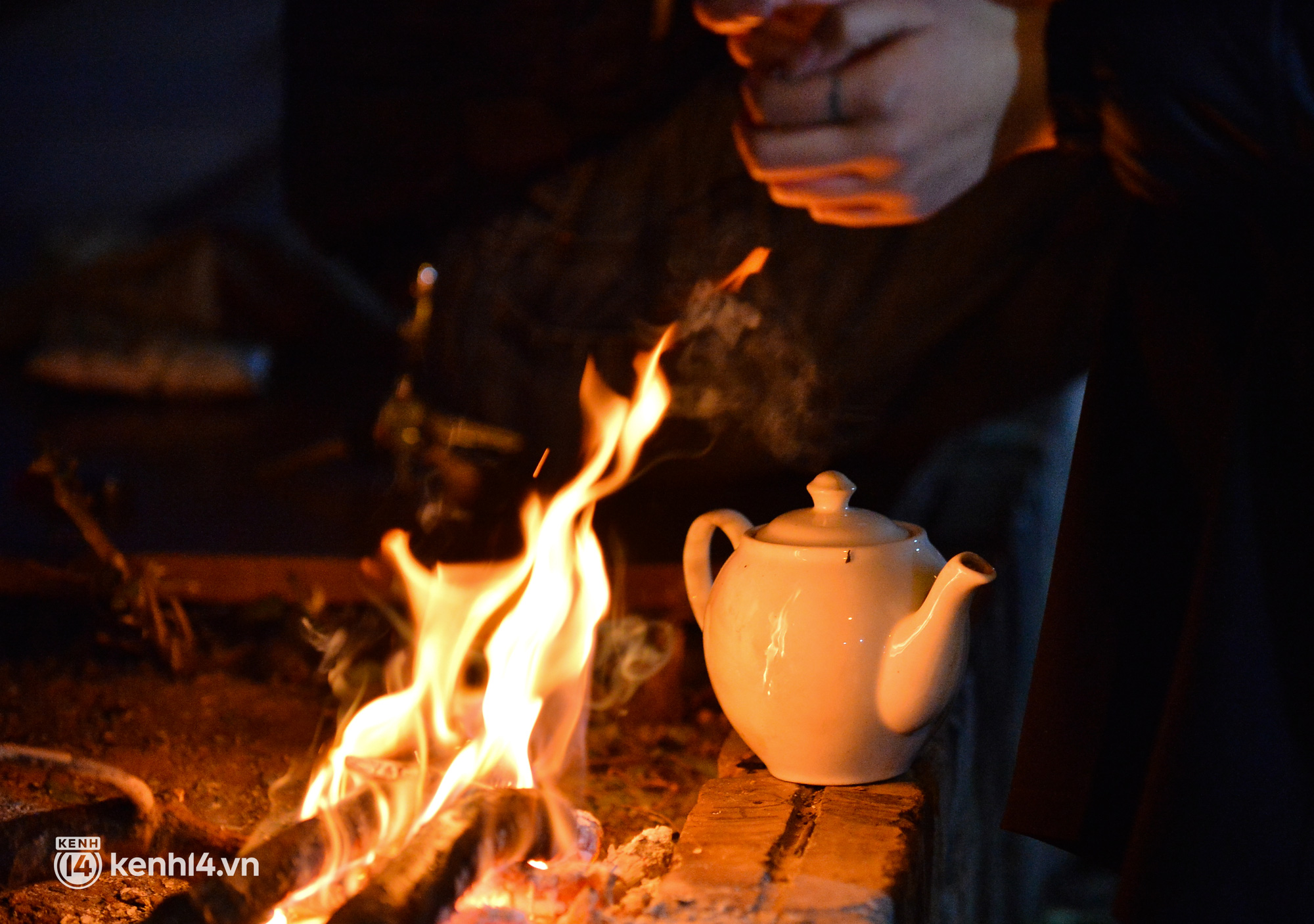 Ảnh: Nhiệt độ giảm s&#226;u dưới 12 độ C, người d&#226;n H&#224; Nội đốt lửa mưu sinh trong đ&#234;m r&#233;t nhất từ đầu m&#249;a - Ảnh 4