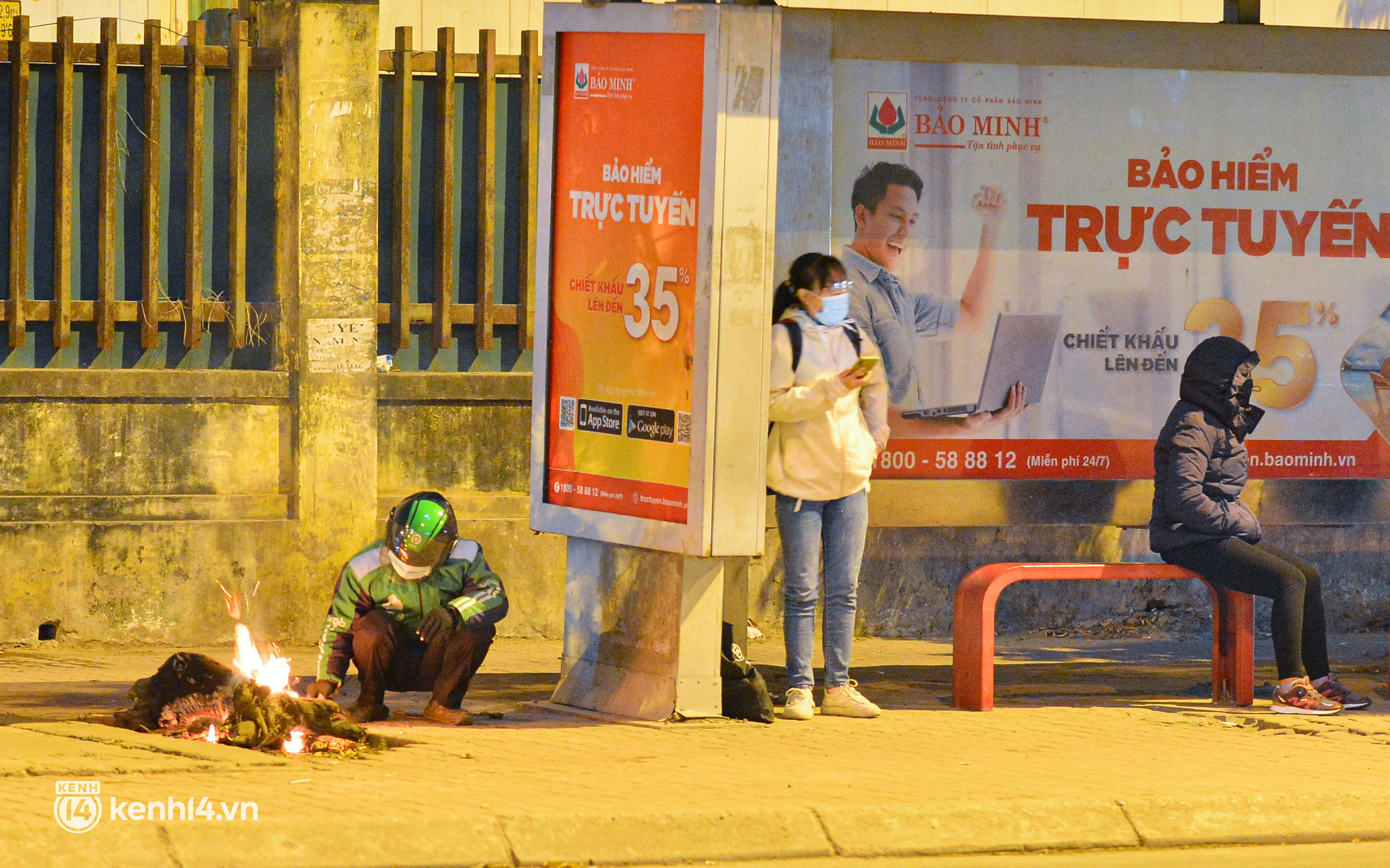 Ảnh: Nhiệt độ giảm s&#226;u dưới 12 độ C, người d&#226;n H&#224; Nội đốt lửa mưu sinh trong đ&#234;m r&#233;t nhất từ đầu m&#249;a - Ảnh 6