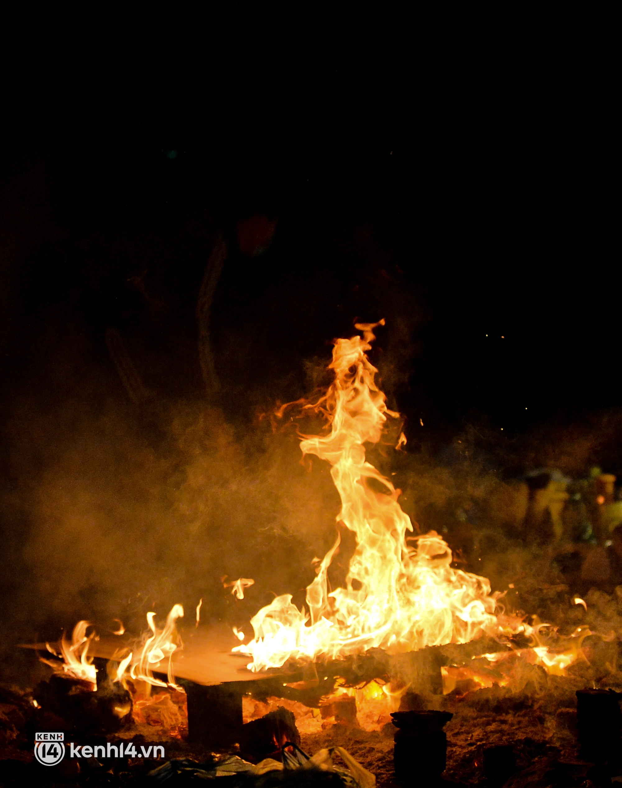 Ảnh: Nhiệt độ giảm s&#226;u dưới 12 độ C, người d&#226;n H&#224; Nội đốt lửa mưu sinh trong đ&#234;m r&#233;t nhất từ đầu m&#249;a - Ảnh 9