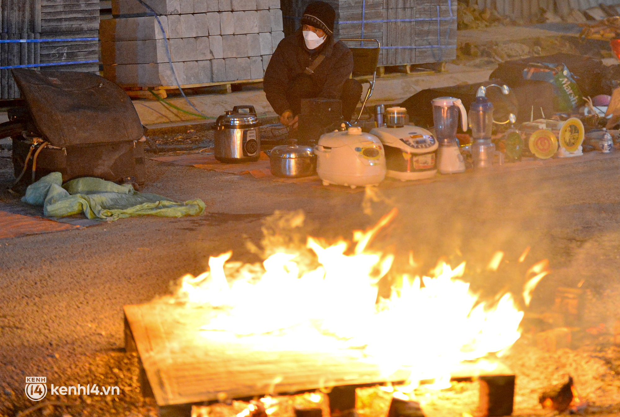 Ảnh: Nhiệt độ giảm s&#226;u dưới 12 độ C, người d&#226;n H&#224; Nội đốt lửa mưu sinh trong đ&#234;m r&#233;t nhất từ đầu m&#249;a - Ảnh 7