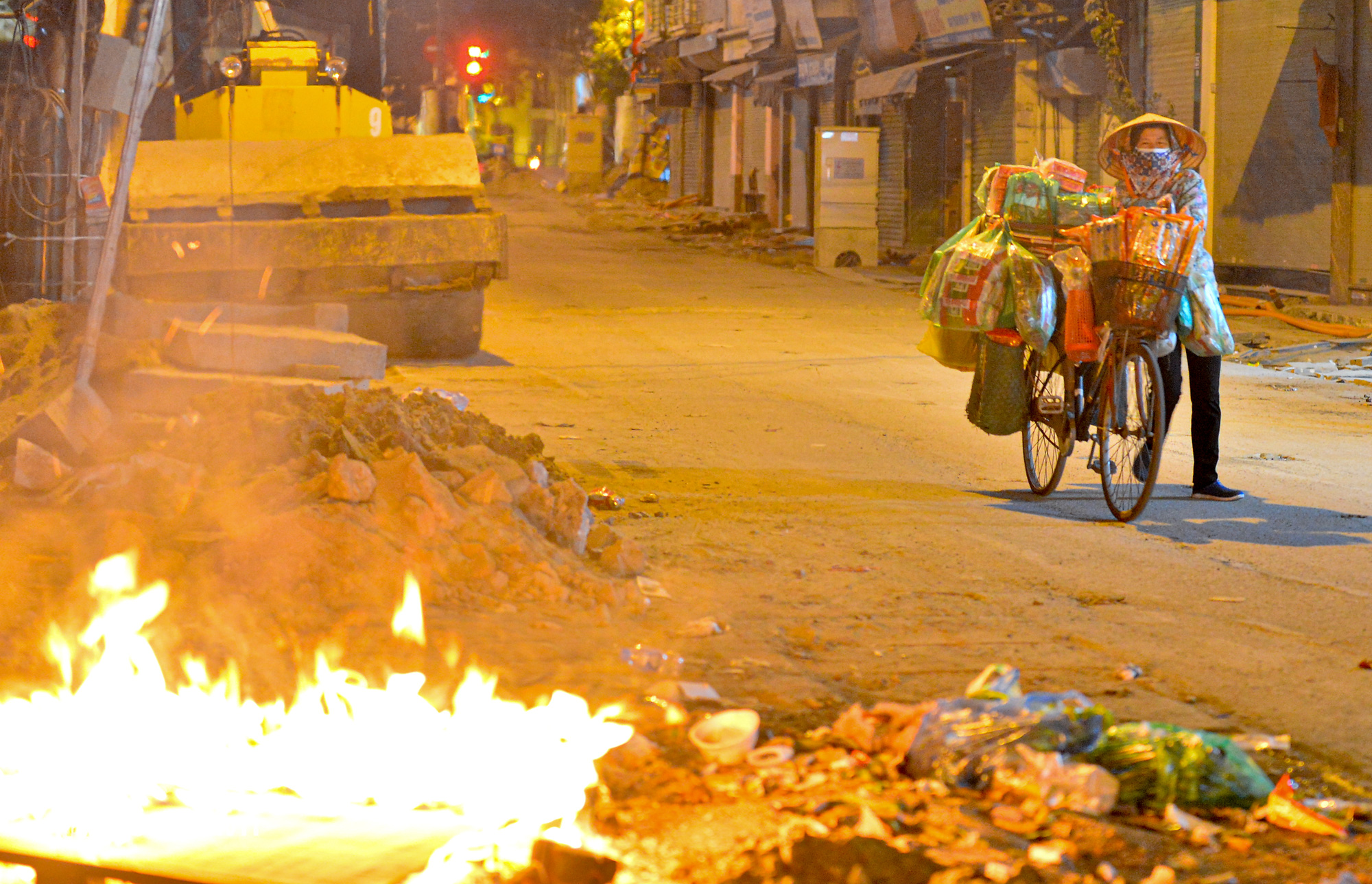 Ảnh: Nhiệt độ giảm s&#226;u dưới 12 độ C, người d&#226;n H&#224; Nội đốt lửa mưu sinh trong đ&#234;m r&#233;t nhất từ đầu m&#249;a - Ảnh 10