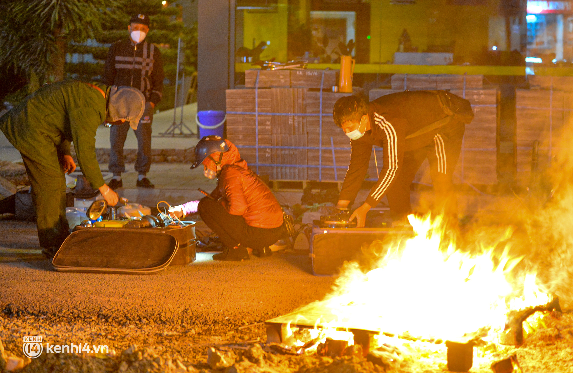 Ảnh: Nhiệt độ giảm s&#226;u dưới 12 độ C, người d&#226;n H&#224; Nội đốt lửa mưu sinh trong đ&#234;m r&#233;t nhất từ đầu m&#249;a - Ảnh 8