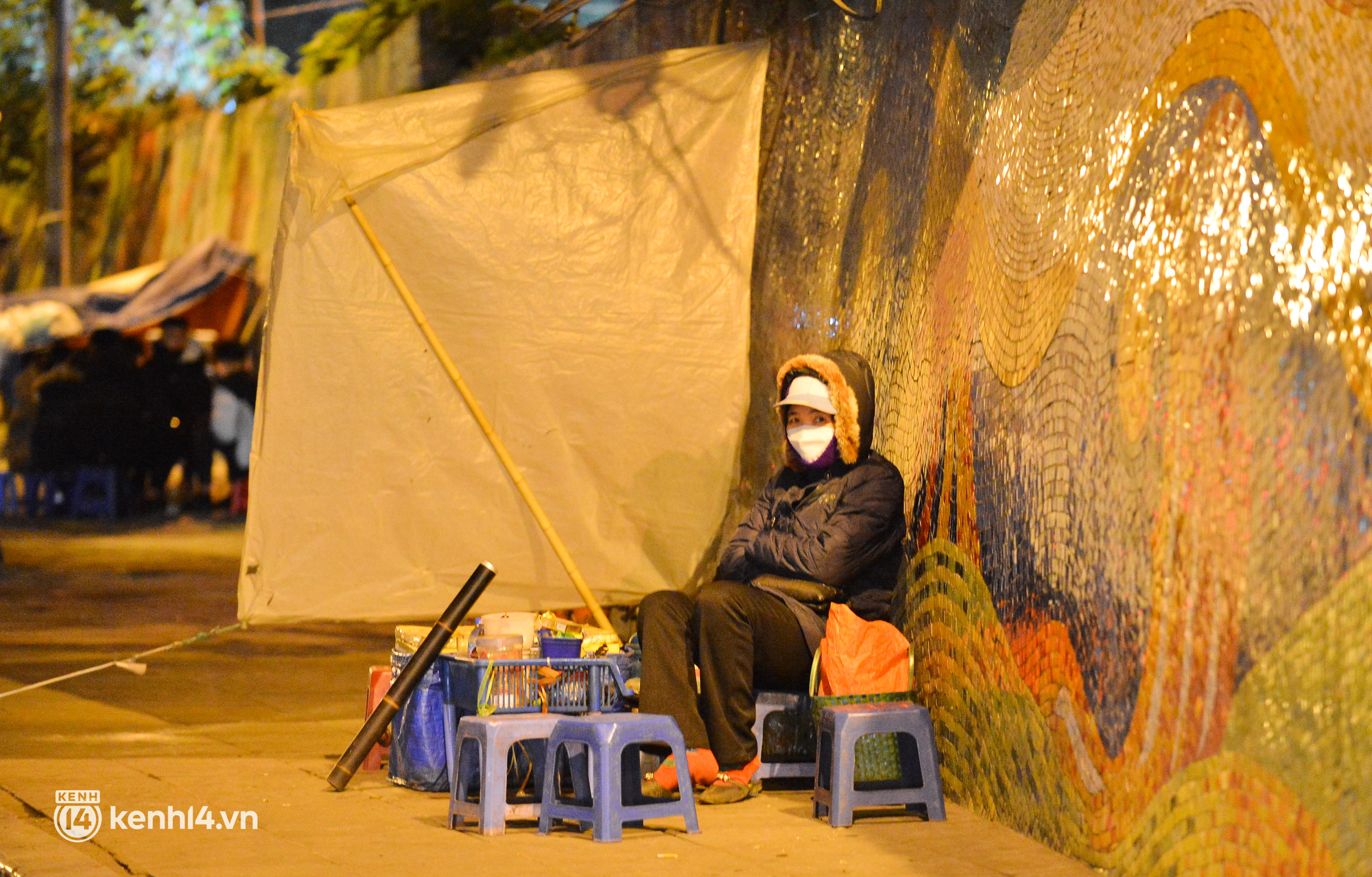 Ảnh: Nhiệt độ giảm s&#226;u dưới 12 độ C, người d&#226;n H&#224; Nội đốt lửa mưu sinh trong đ&#234;m r&#233;t nhất từ đầu m&#249;a - Ảnh 2