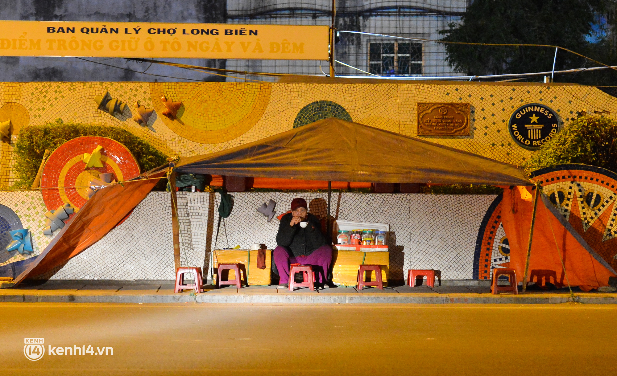 Ảnh: Nhiệt độ giảm s&#226;u dưới 12 độ C, người d&#226;n H&#224; Nội đốt lửa mưu sinh trong đ&#234;m r&#233;t nhất từ đầu m&#249;a - Ảnh 1