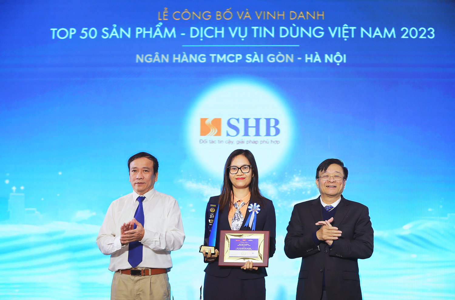 B&agrave; Đo&agrave;n Th&aacute;i Thanh Thủy - Gi&aacute;m đốc Trung t&acirc;m Ph&aacute;t triển sản phẩm Kh&aacute;ch h&agrave;ng c&aacute; nh&acirc;n, đại diện SHB nhận giải thưởng "Top 50 Sản phẩm - Dịch vụ Tin d&ugrave;ng Việt Nam 2023".