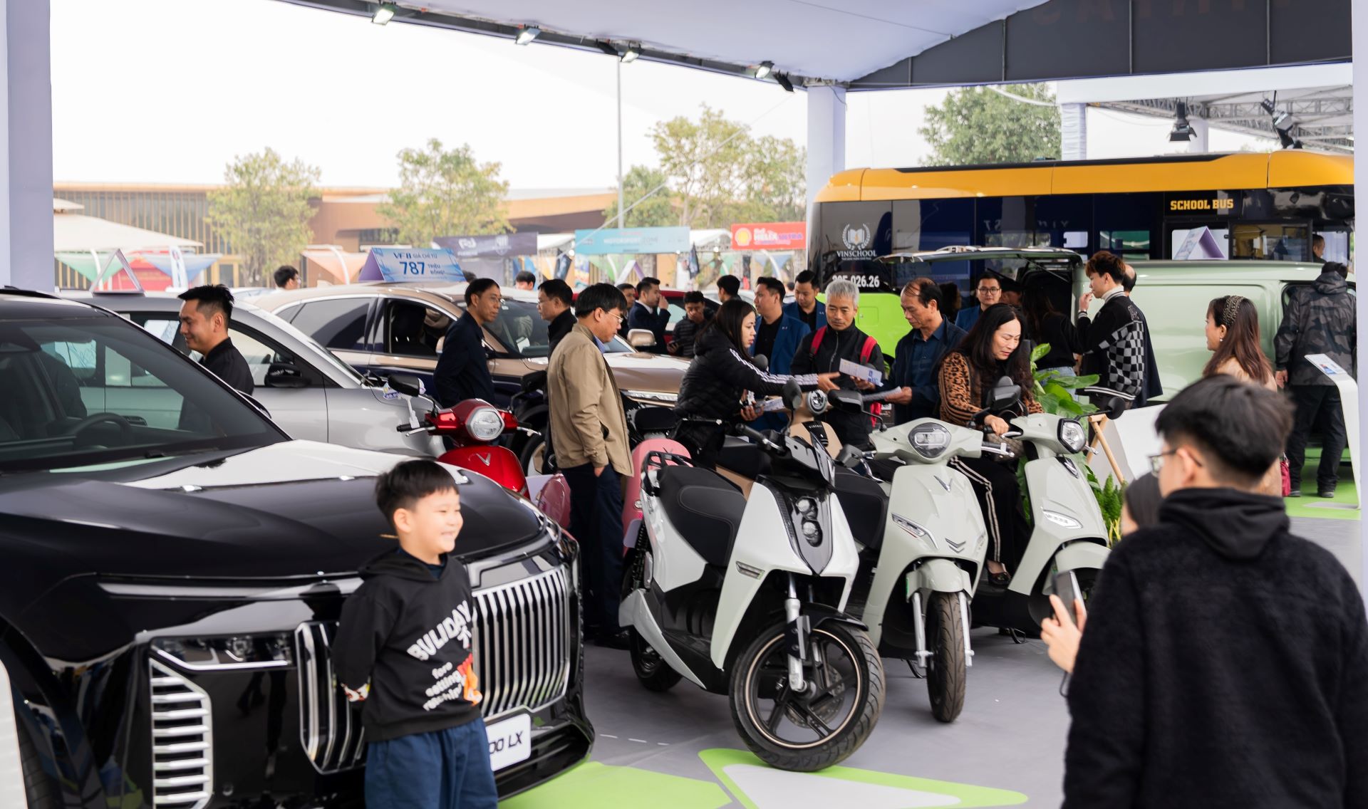 Đ&ocirc;ng đảo kh&aacute;ch tham quan c&oacute; mặt tại kh&ocirc;ng gian trải nghiệm của VinFast