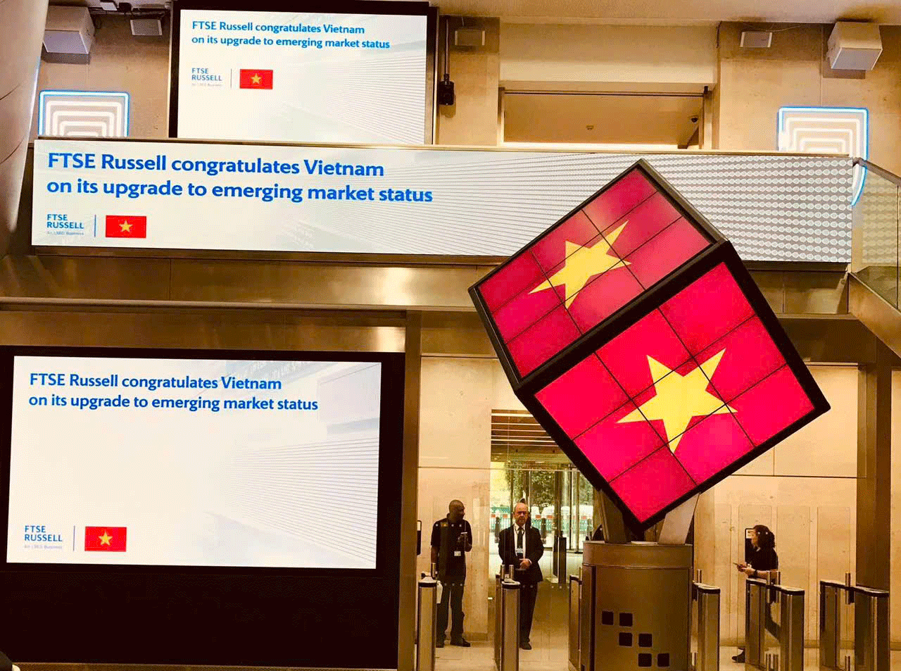 FTSE Russell ch&uacute;c mừng TTCK Việt Nam được n&acirc;ng hạng.