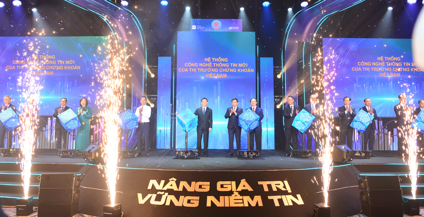 C&aacute;c L&atilde;nh đạo ấn n&uacute;t khai trương Hệ thống KRX tại Lễ Kỷ niệm 25 năm TTCK Việt Nam.