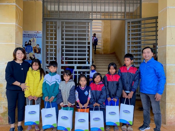 Vinamilk đồng h&#224;nh c&#249;ng Cặp l&#225; y&#234;u thương ‘Trao cơ hội đi học, cho cơ hội đổi đời’ - Ảnh 5