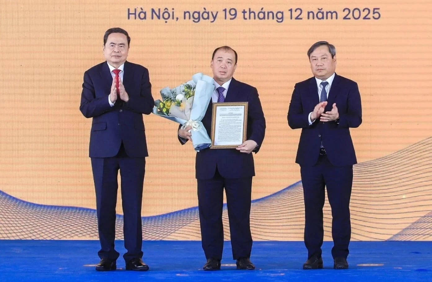 &Ocirc;ng Trần Đăng Khoa (đứng giữa) được trao quyết định l&agrave; đại diện li&ecirc;n danh c&aacute;c nh&agrave; đầu tư dự &aacute;n Trục đại lộ cảnh quan s&ocirc;ng Hồng