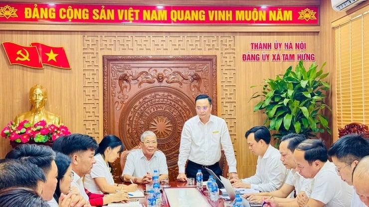 &Ocirc;ng L&ecirc; Thanh Thản (ngồi giữa) trong buổi l&agrave;m việc với đại diện x&atilde; Tam Hưng. Ảnh: UBND x&atilde; Tam Hưng.
