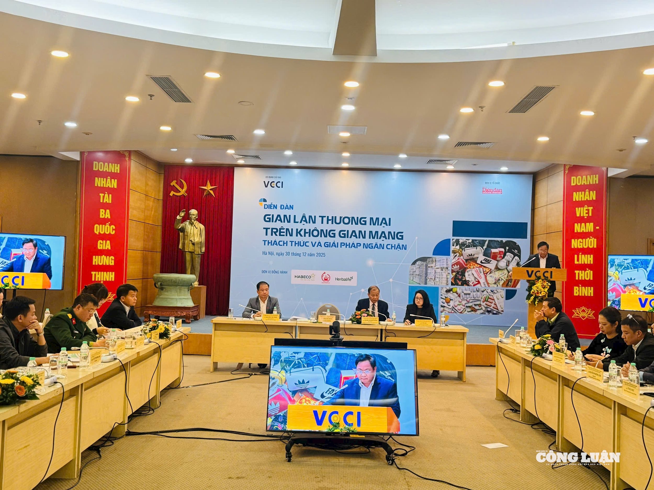 Chiều 30/12, Tạp ch&iacute; Diễn đ&agrave;n Doanh nghiệp (thuộc Li&ecirc;n đo&agrave;n Thương mại v&agrave; C&ocirc;ng nghiệp Việt Nam - VCCI) tổ chức diễn đ&agrave;n "Gian lận thương mại tr&ecirc;n kh&ocirc;ng gian mạng: Th&aacute;ch thức v&agrave; giải ph&aacute;p ngăn chặn".