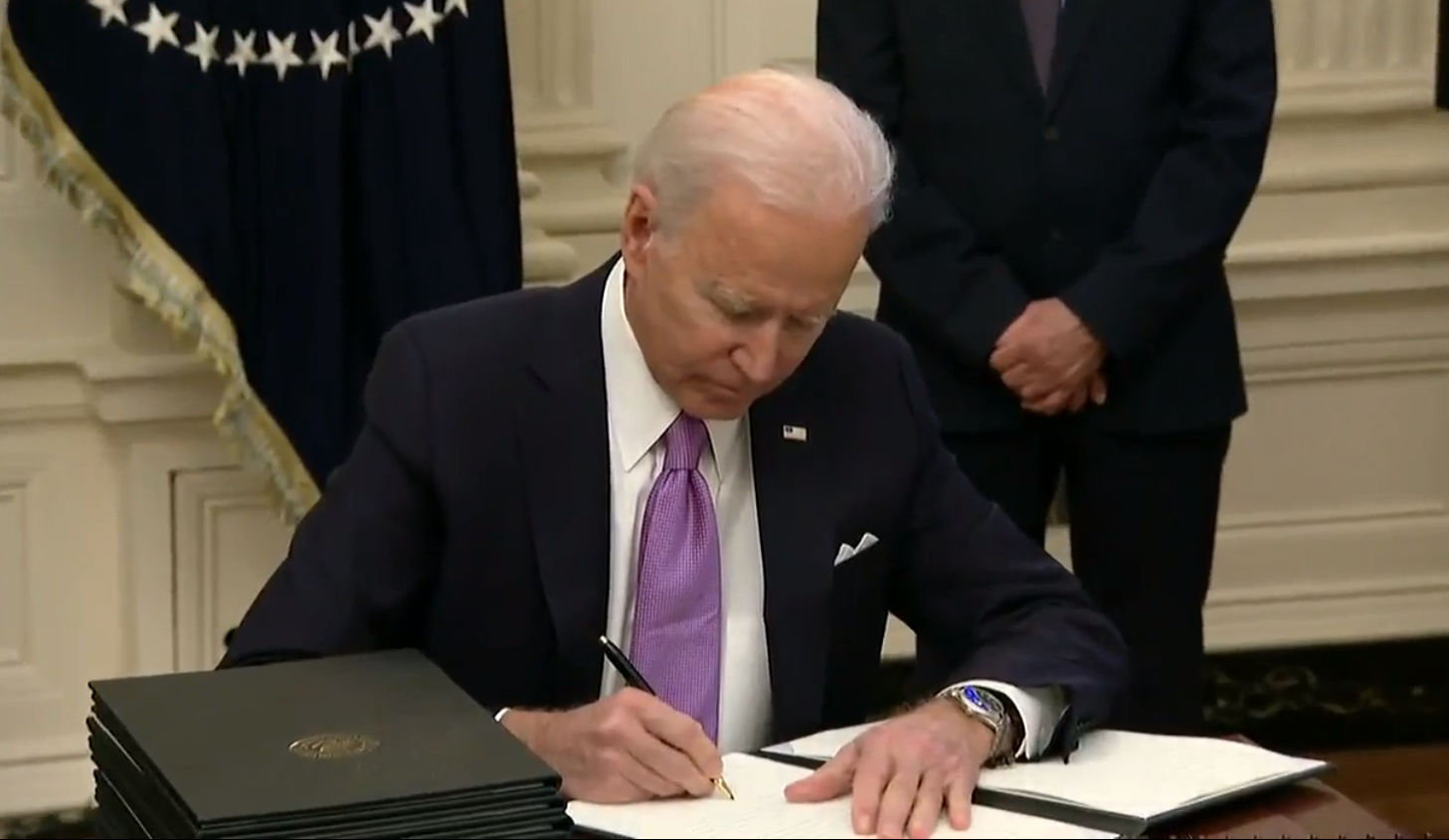 &Ocirc;ng Biden đ&atilde; k&yacute; 15 sắc lệnh v&agrave;o ng&agrave;y đầu nhậm chức, trong đ&oacute; c&oacute; sắc lệnh đảo ngược ch&iacute;nh s&aacute;ch nhập cư của người tiềm nhiệm Donald Trump &nbsp;