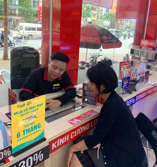 Kh&aacute;ch h&agrave;ng mua v&eacute; m&aacute;y bay tại FPT Shop. Ảnh: FPT. &nbsp;