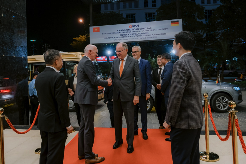 Đo&agrave;n c&ocirc;ng t&aacute;c đến thăm v&agrave; l&agrave;m việc tại t&ograve;a nh&agrave; PVI