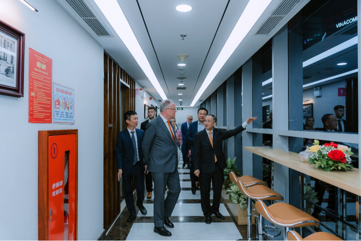 Đo&agrave;n tham quan trụ sở l&agrave;m việc của PVI