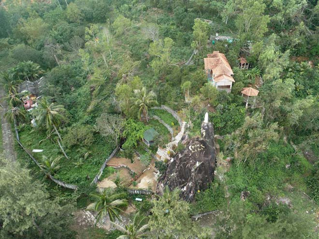 To&agrave;n cảnh c&aacute;c c&ocirc;ng tr&igrave;nh x&acirc;y dựng của &ocirc;ng Phan Phi Hổ tại n&uacute;i Xu&acirc;n V&acirc;n