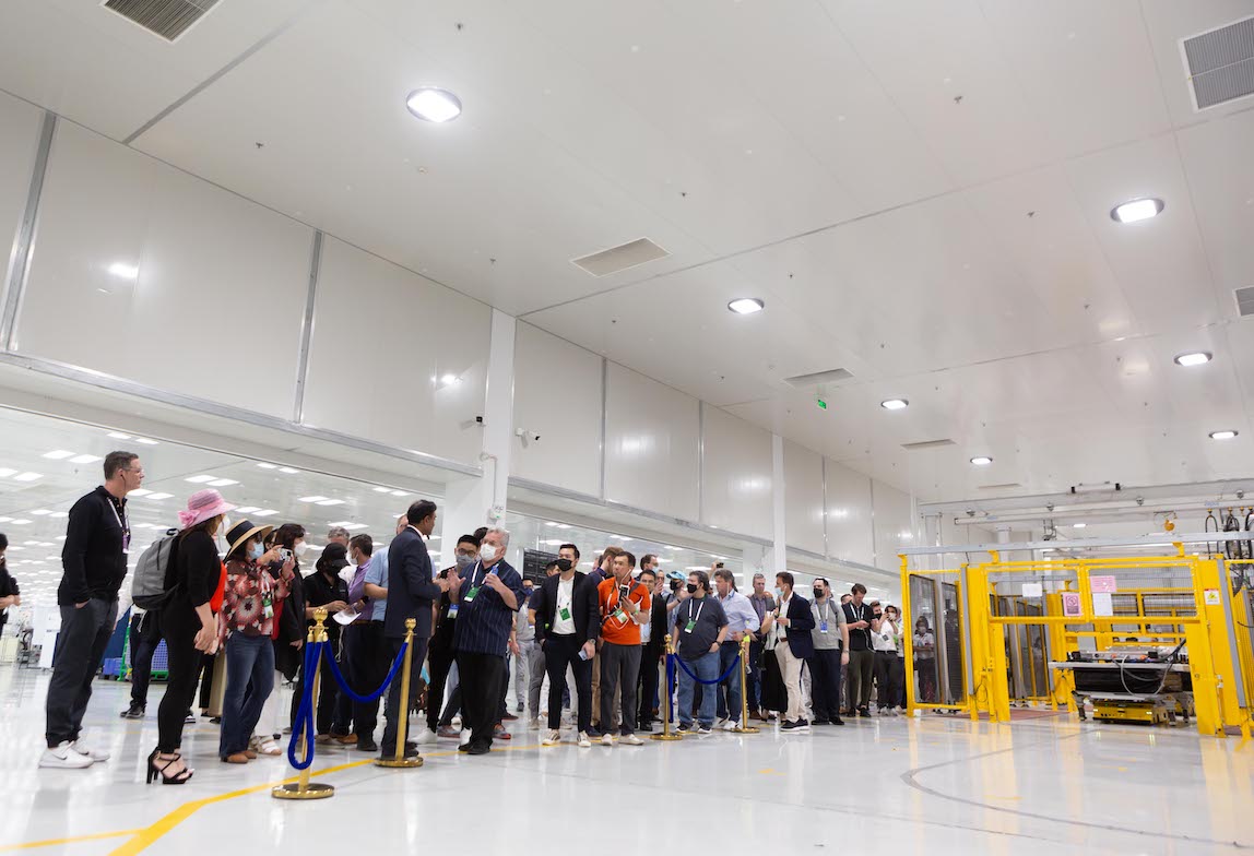 Những VinFirst quốc tế c&oacute; chuyến trải nghiệm nh&agrave; m&aacute;y v&agrave; l&aacute;i thử xe điện theo lời mời của VinFast.