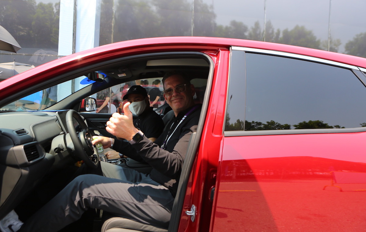 Một kh&aacute;ch h&agrave;ng l&aacute;i thử mẫu VF8 trong khu&ocirc;n vi&ecirc;n tổ hợp sản xuất VinFast tại Hải Ph&ograve;ng