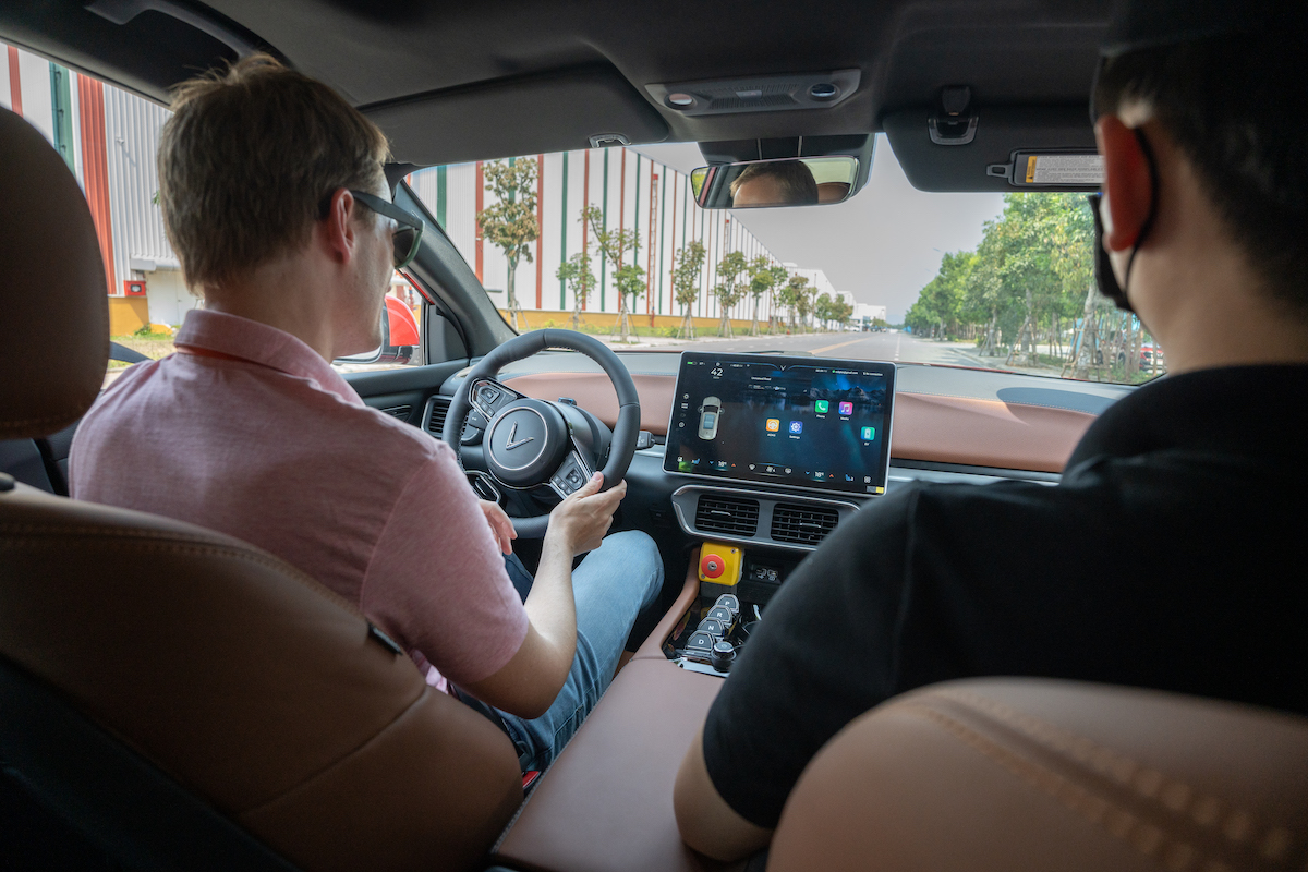 C&aacute;c VinFirst đến từ nhiều thị trường quốc tế h&agrave;o hứng trải nghiệm t&iacute;nh năng thực tế tr&ecirc;n VF 8.