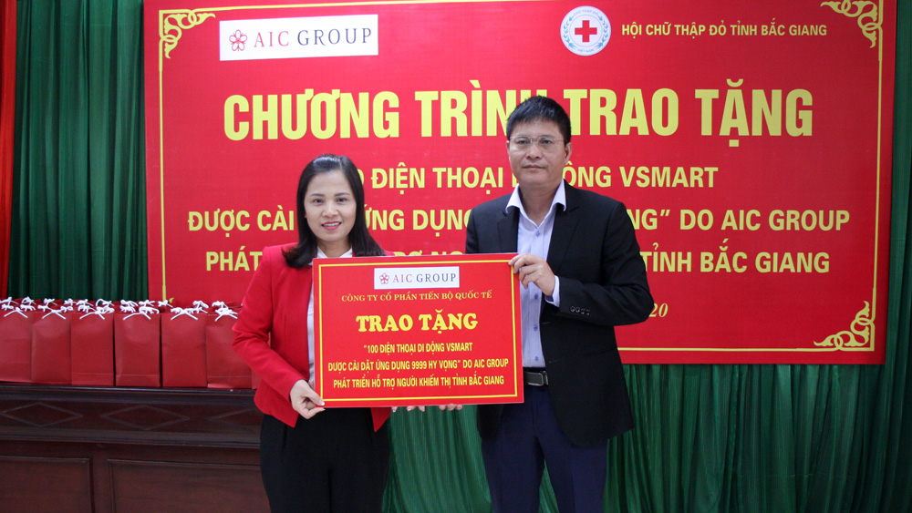 Đại diện C&#244;ng ty tặng điện thoại cho người khiếm thị tại Bắc Giang - Ảnh 1