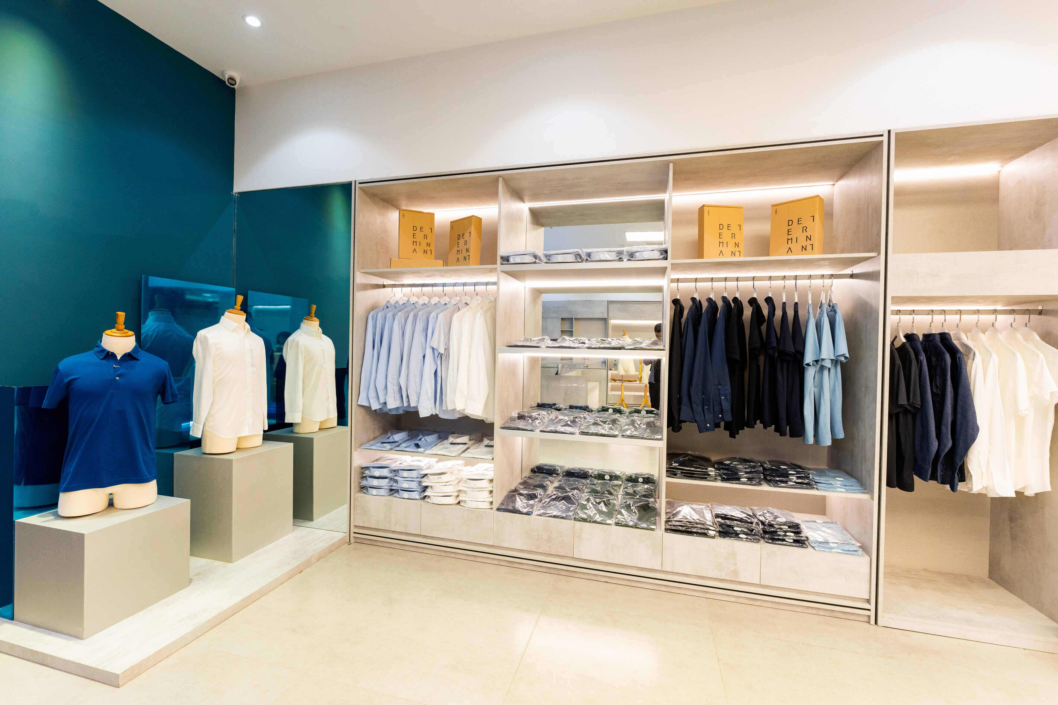 DETERMINANT tại VMM Smart City cũng l&agrave; nơi kh&ocirc;ng gian v&agrave; trang phục được thiết kế cực kỳ đơn giản từ c&aacute;c sản phẩm thi&ecirc;n nhi&ecirc;n, thể hiện triết l&yacute; hướng đến m&ocirc;i trường, ph&aacute;t triển bền vững đ&aacute;ng qu&yacute; của thương hiệu.&nbsp; &nbsp;