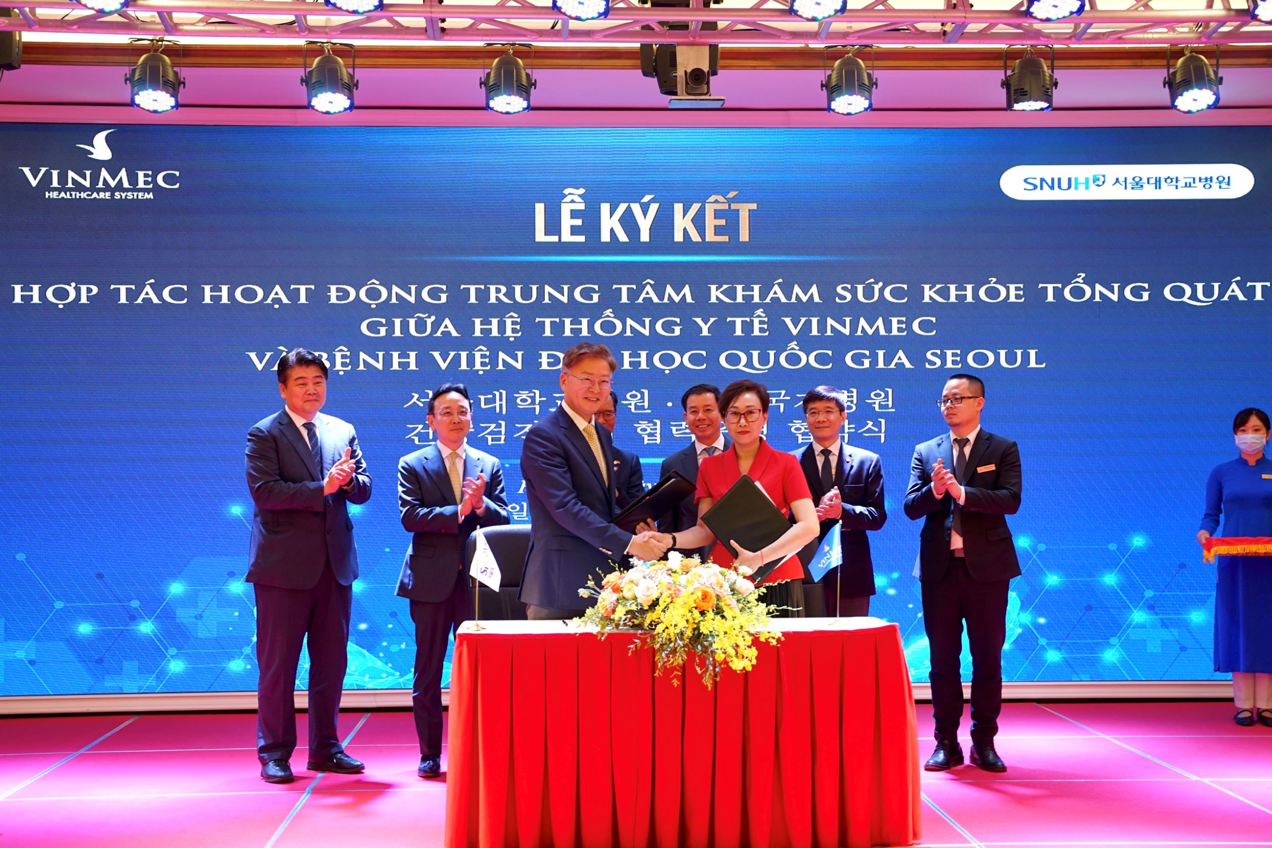 Bà L&ecirc; Thúy Anh &ndash; T&ocirc;̉ng giám đ&ocirc;́c H&ecirc;̣ th&ocirc;́ng Y t&ecirc;́ Vinmec và &Ocirc;ng Kim Yon Su &ndash; Chủ tịch ki&ecirc;m TGĐ B&ecirc;̣nh vi&ecirc;̣n Đại học Bệnh viện Đại học Quốc gia Seoul đại di&ecirc;̣n 2 b&ecirc;n ký k&ecirc;́t hợp tác dưới sự chứng ki&ecirc;́n của Ngài Park Noh Wan &ndash; Đại sứ Hàn Qu&ocirc;́c tại Vi&ecirc;̣t Nam.
