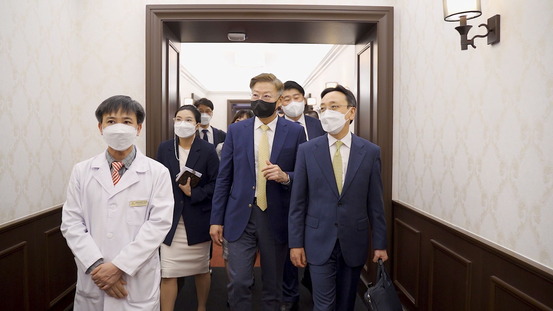 Ngài Park Noh Wan &ndash; Đại sứ Hàn Qu&ocirc;́c tại Vi&ecirc;̣t Nam và Ban lãnh đạo&nbsp;Bệnh viện Đại học Quốc gia Seoul&nbsp;tham quan khu vực khám sức khỏe t&ocirc;̉ng quát cao c&acirc;́p của B&ecirc;̣nh vi&ecirc;̣n ĐKQT Vinmec Times City (Hà N&ocirc;̣i).