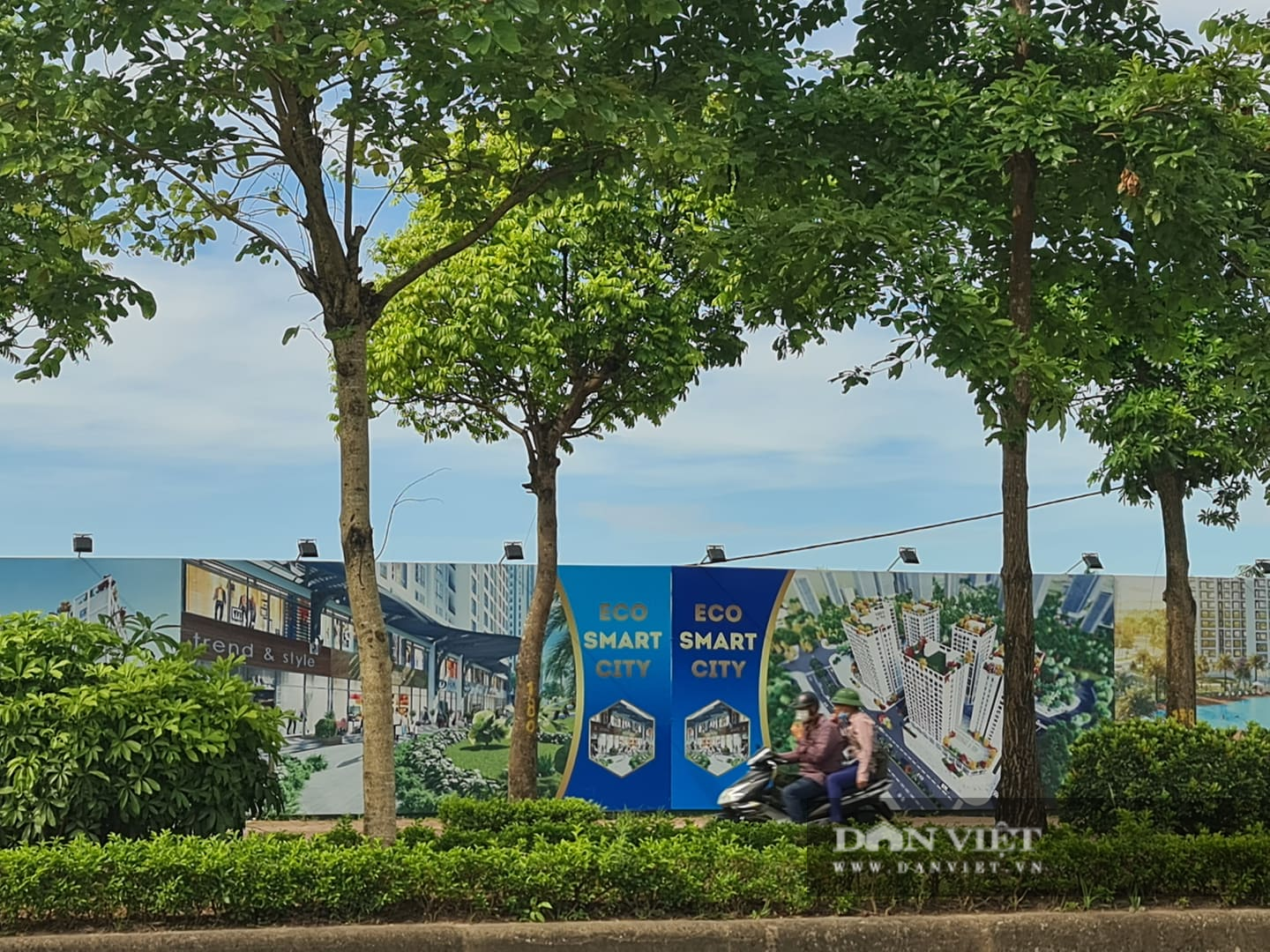 &nbsp;Xung quan l&ocirc; đất l&agrave;m dự &aacute;n Eco Smart City Cổ Linh đang được dựng biển quảng c&aacute;o, giới thiệu. (ảnh T.K)