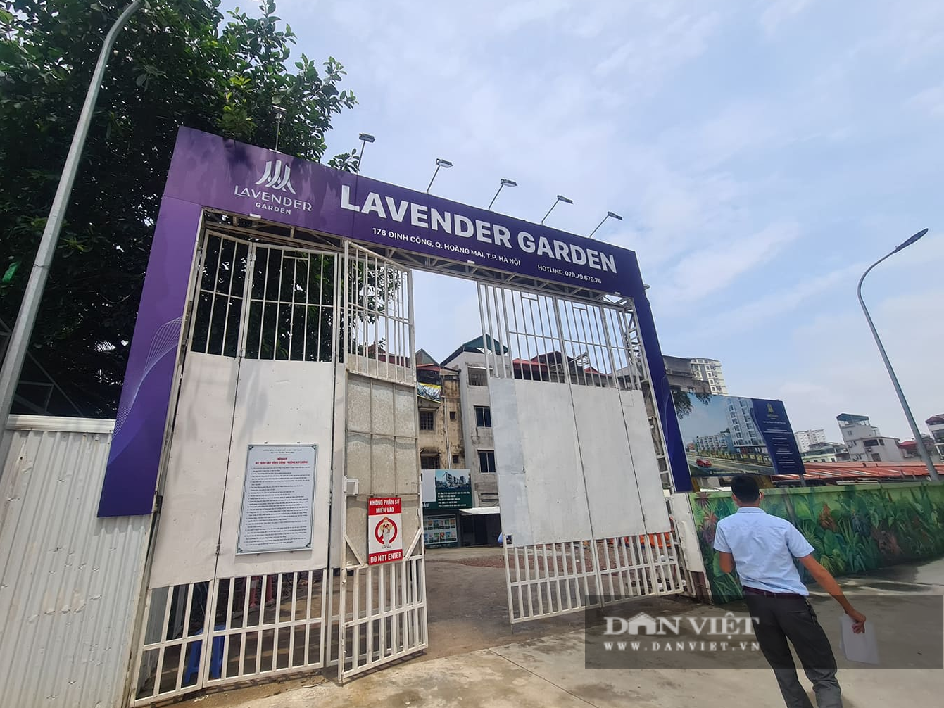&nbsp;M&ocirc;i giới c&ocirc;ng khai rao b&aacute;n, tư vấn kh&aacute;ch h&agrave;ng v&agrave;o tiền đặt cọc giữ chỗ ngay tại dự &aacute;n Lavender Garden. (ảnh T.K)