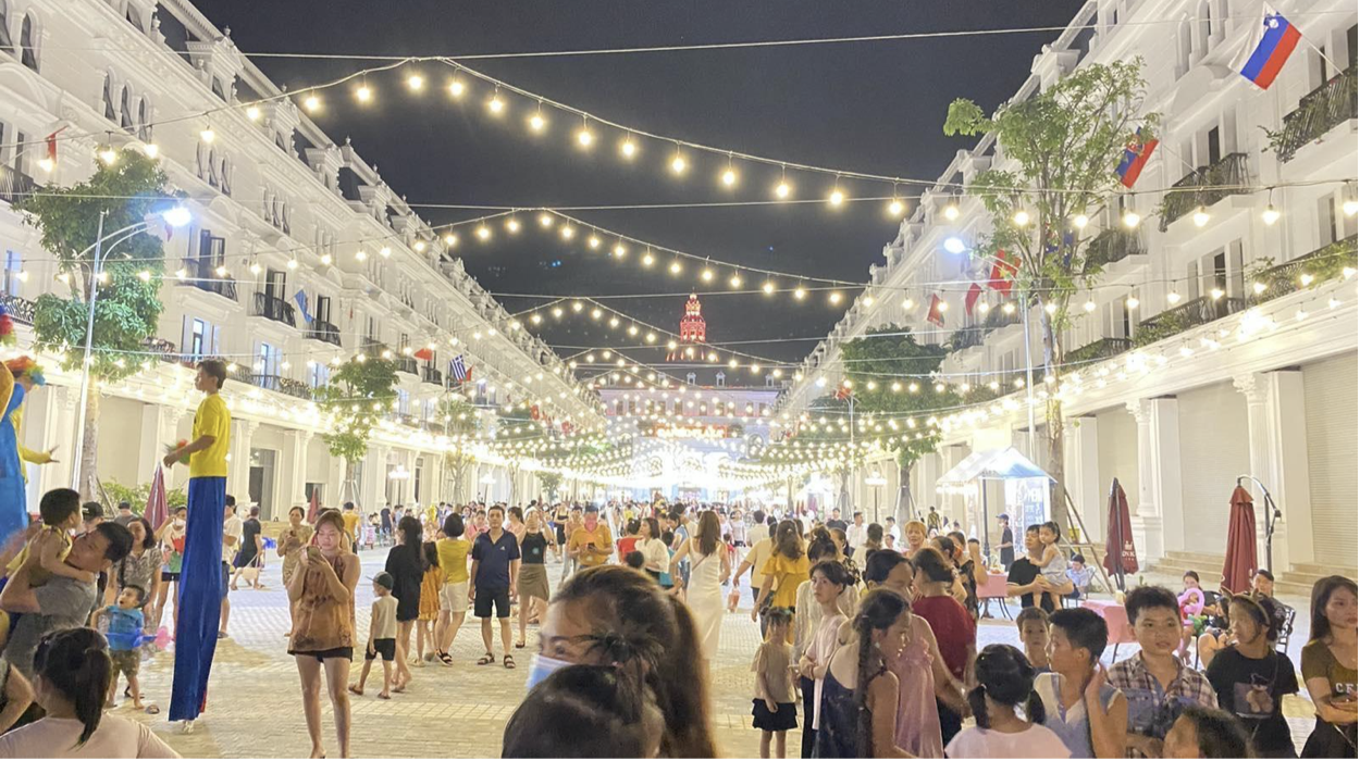 Kh&ocirc;ng gian Danko Square tại phố đi bộ The Rome thu h&uacute;t người d&acirc;n v&agrave; du kh&aacute;ch tới tham quan, vui chơi, mua sắm, giải tr&iacute; &nbsp;