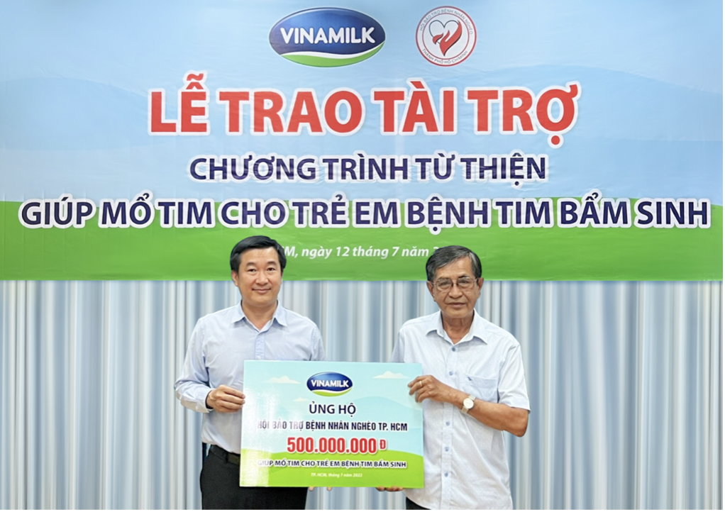 &nbsp;&Ocirc;ng Đỗ Thanh Tuấn &ndash; Gi&aacute;m đốc Đối Ngoại Vinamilk (b&ecirc;n tr&aacute;i) đại diện trao kinh ph&iacute; hỗ trợ chương tr&igrave;nh mổ tim miễn ph&iacute; cho c&aacute;c bệnh nhi c&oacute; ho&agrave;n cảnh kh&oacute; khăn. &nbsp;